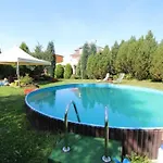 Apartment Apartman Rainbow Se Zahradou A Parkovanim